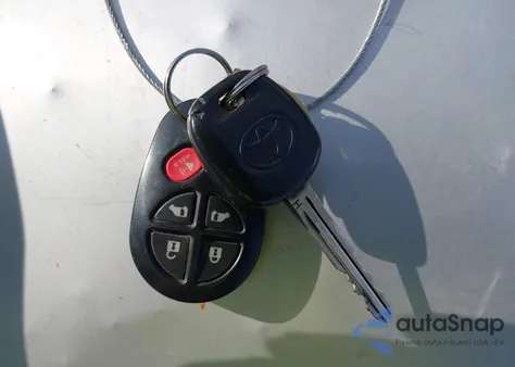 2017 Toyota Sienna Le 8 Passenger z USA, uszkodzony, nr VIN 5TDKZ3DC4HS793302